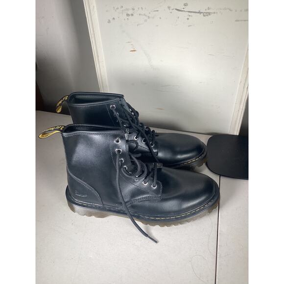 Dr. Martens Men\'s LEATHER 8 Eye Combat Boots BLACK Shoes Size 11 main image 4
